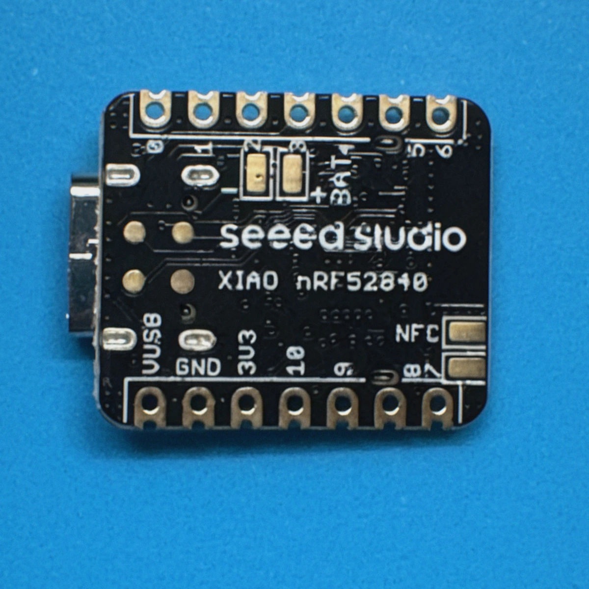 Rückseite meines XIAO nRF52840 Sense mit beschrifteten Versorgungs- und NFC-Pads.